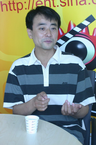 演员罗钢做客新浪聊《走天山的女人》(组图)