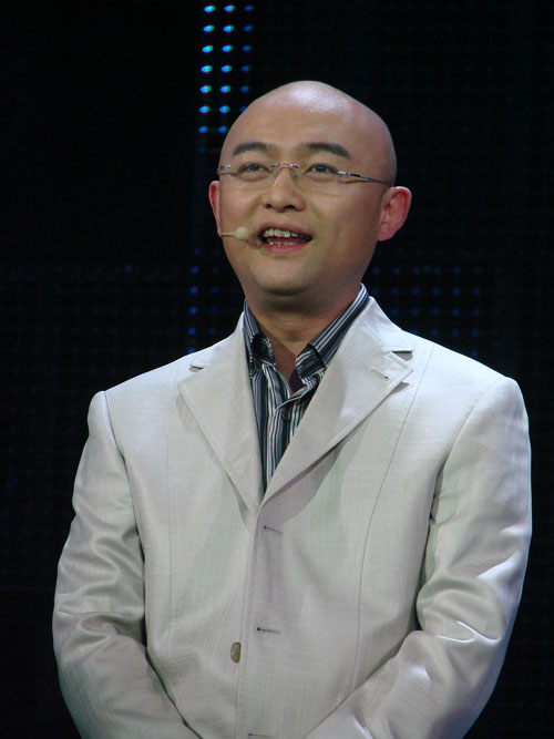 讯 从民生新闻的演播厅成功进军娱乐综艺节目舞台的光头主持人孟非