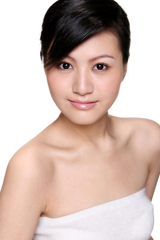 杨渝渝床上写真曝光 曼妙身姿释放无穷魅力(图)_影音娱乐_新浪网