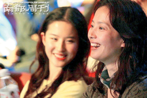刘晓莉(右)：刘亦菲陪了我15年，我要还给她