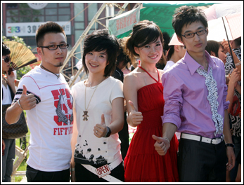 张婷和啸楠回家乡 《绝对唱响》选手古城会歌迷