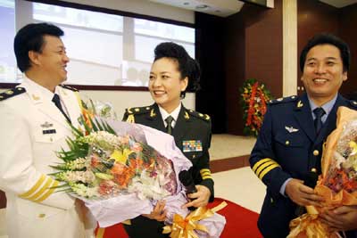 彭丽媛穿上新式军装很得意，称自己很帅(图片来源：北京娱乐信报)