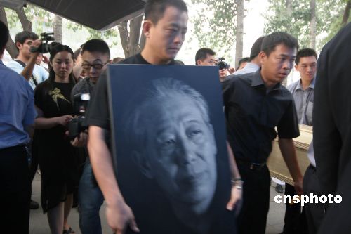 文兴宇遗体告别仪式低调举行千人悲别文老图