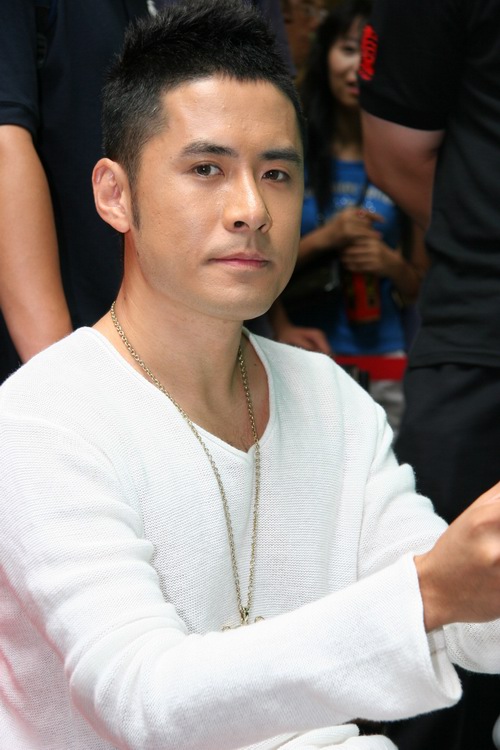 黄征"游戏玩家"身份出席活动 凸显发烧本色