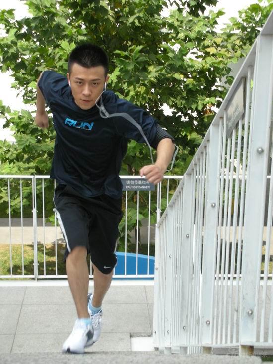 林申展时尚动感吴英为脱下西装变飞人