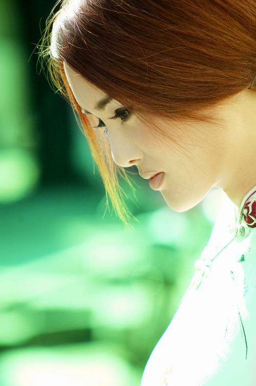 杨欣中秋含羞秀旗袍身子窈窕塑造东方美人图