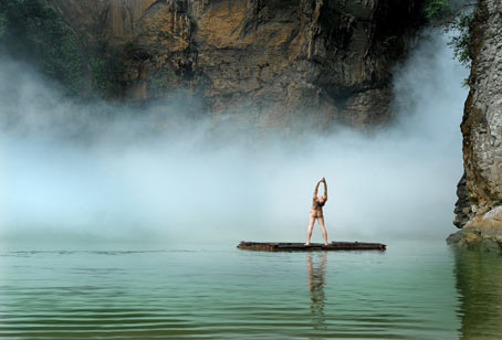 贵州南江大峡谷上演人与自然男女裸体秀