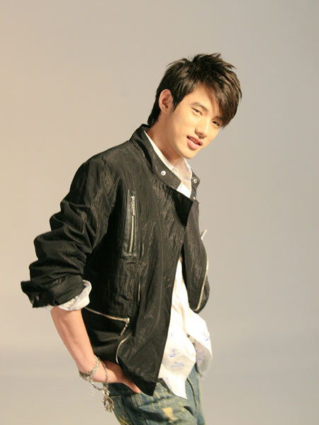 吴建飞亮相金鸡奖开幕式献唱龙的传人图