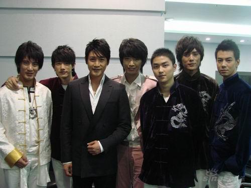 好男儿出席金鸡开幕式大展拳脚 黄奕自曝是粉丝