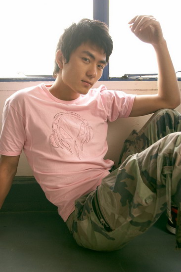 型男型女大比拼 张宁江酷似陈冠希人气高(附图)