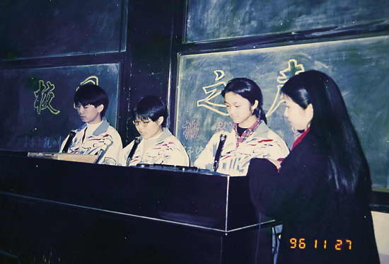汤唯高中时参加杭州市“校园之声”职高学生播音比赛场景