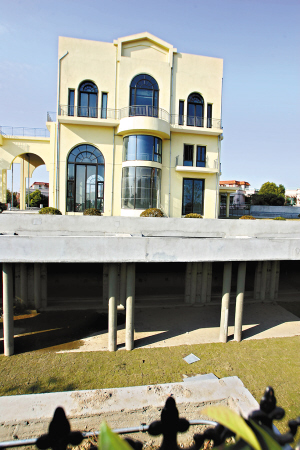 连通三栋楼的地下层，同时也是车库。