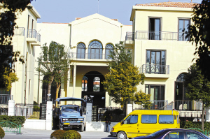 安装燃气和清理垃圾的车辆挤在门口，李家别墅目前仍在施工中。