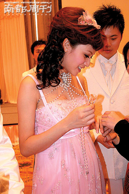 叶一茜在婚礼上被指肚子有怀孕迹象。