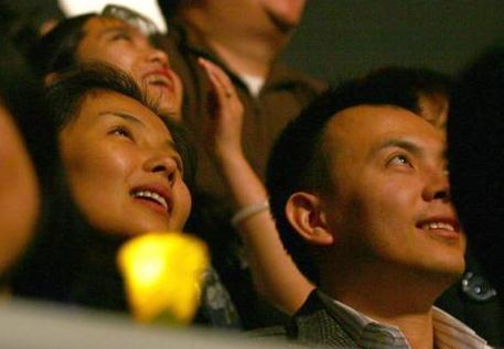 刘涛与该男子显得非常亲密