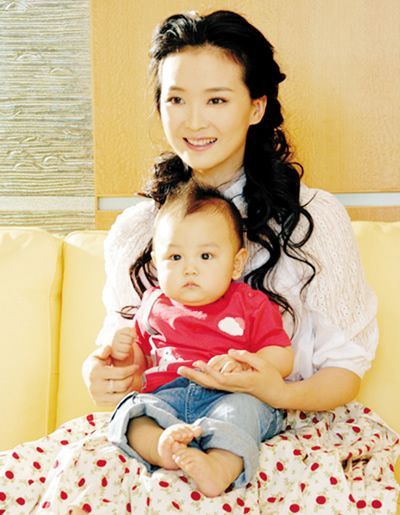 王艳和儿子球球（资料图）