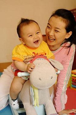 王艳和儿子球球（资料图）