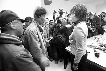 刘晓庆鼓励两个小伙子