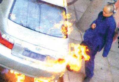 窦唯烧车(资料图片)