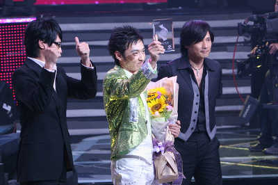 去年参与了《绝对唱响》的包小松(左)和包小柏(右)兄弟，本周末将担任该选秀上海地区海选的评委