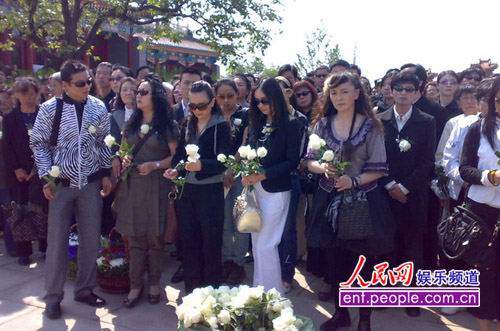 前来参加骨灰安放仪式的各界人士
