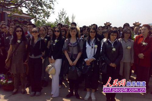 各界人士前来参加骨灰安放仪式（人民网记者 赵纲 田燕摄）