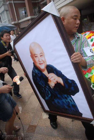 刘乙麟手持父亲刘德一的遗像