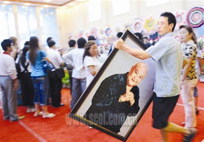 刘德一妻子悲痛欲绝现场昏厥