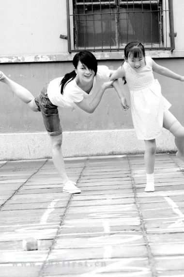 周迅和小朋友玩跳房子游戏失重心