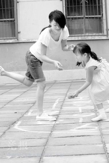 周迅和小朋友玩跳房子游戏