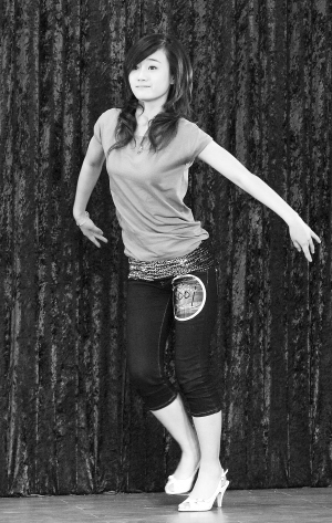 准星姐在表演才艺