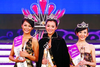 星姐前三强，第一亚军沈梦辰、冠军沈思倩 、第二亚军王伊（从左至右） 陈飞/摄