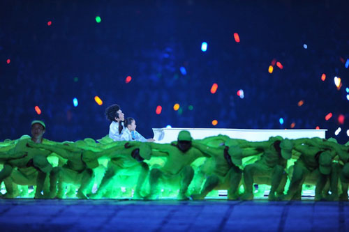 石冈瑛子提到的最满意的一套现代服装。图为郎朗钢琴表演