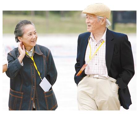 诗人白桦和夫人王蓓深情对视。记者 尚洪涛摄