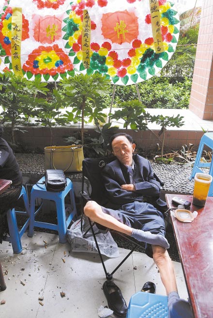 庞祖云与著名巴蜀笑星“傻儿司令”刘德一是重庆川剧院的同门师兄弟。在今年6月16日刘德一的葬礼上，庞祖云为其守灵，累得睡着了。昨天，他也离开了这个世界。 本报记者 王天志 摄