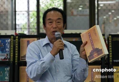 阎崇年与无锡读者见面。中新社发李 杰 摄