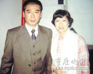 尹大珍在《周恩来在重庆》里饰演钱行知夫人一角。图为她与饰演周恩来的演员刘劲合影。