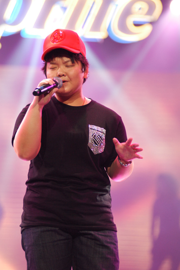 包小柏与袁惟仁为了争她吵个不停,周华健为了她终止节目几十秒升key