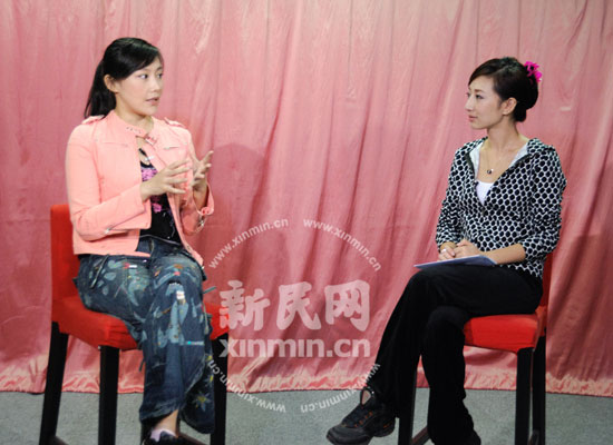 傅冲与主持人李天衡 新民网 包文涵 摄