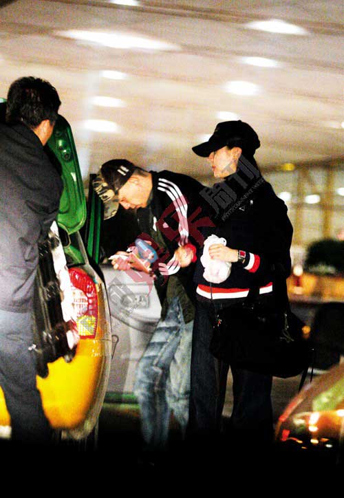 南都娱乐周刊之前拍到怀有身孕的董洁和潘粤明在机床准备去探亲。