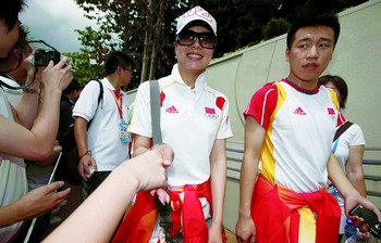 8月31日，部分中国奥运金牌运动员曾游览香港迪士尼乐园，这是杜丽和庞伟在一起的照片。CFP.