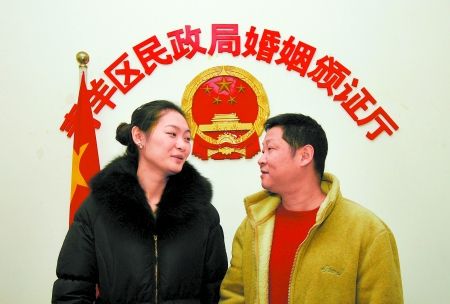 赵亮与模特老婆成都偷偷领证