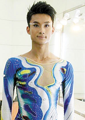 孙锐春晚表演中的装扮