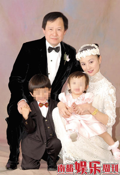 2001年12月李赛凤与罗启仁的结婚照，好景不长的婚姻终于在2007年的夏天骤然爆裂。