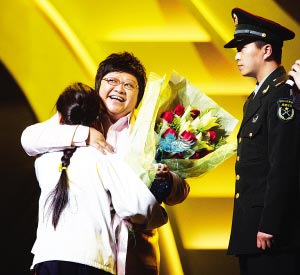 韩红与灾区儿童相拥　本报记者 胡晓芒　摄