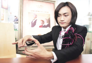 魔术师邓尹演示刘谦魔术