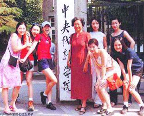 班主任常莉(左四)与章子怡(左三)等女弟子在一起