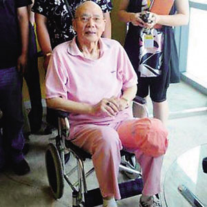 轮椅上的闫怀礼