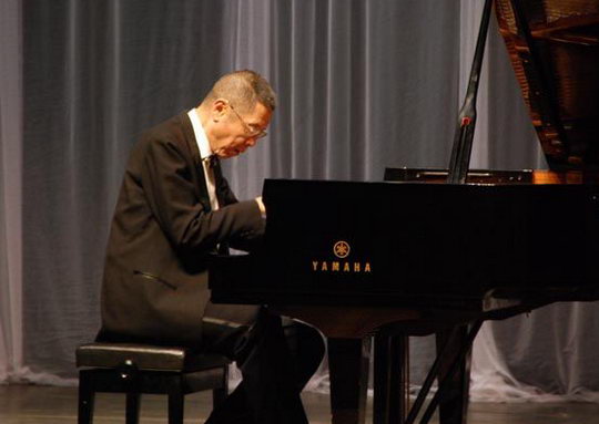 钢琴大师刘诗昆 (资料图片)