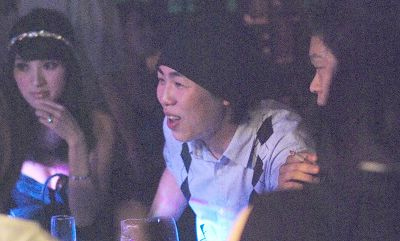 7月3日胡彦斌（右）和友人在上海某酒吧内。CFP图